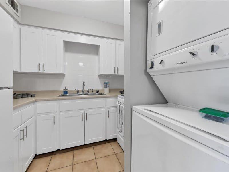 Designed And Cozy 1Br With Parking Near Stores Apartment แทมปา ภายนอก รูปภาพ